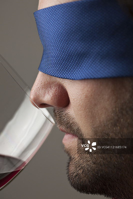 蒙眼品酒图片素材