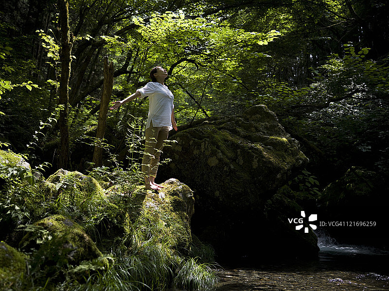 在美丽森林中深呼吸的女人图片素材