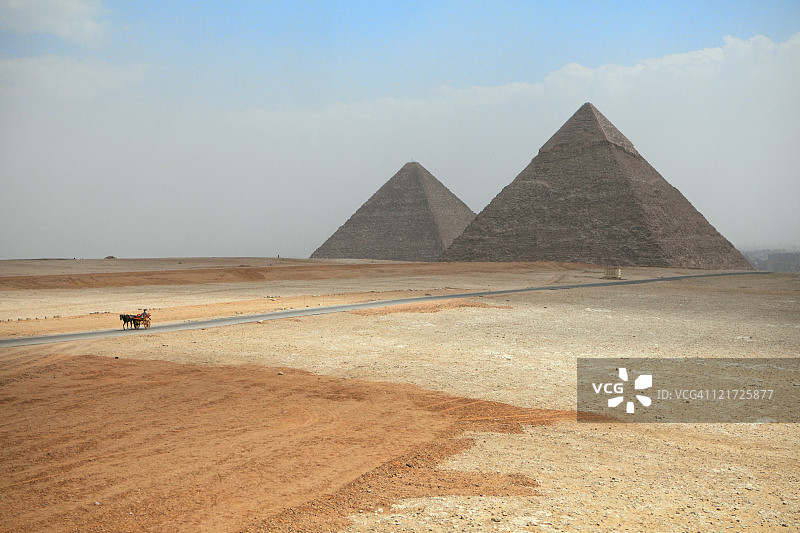 金字塔前马车图片素材