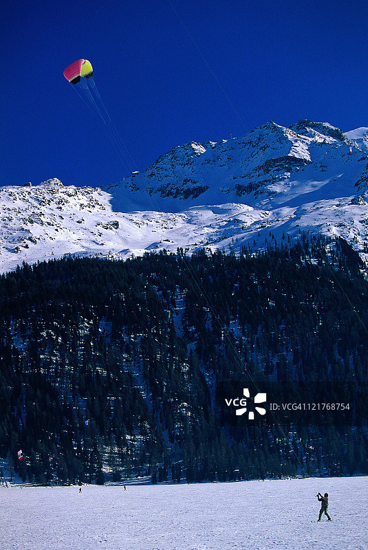 格劳宾登滑翔伞滑雪，瑞士图片素材