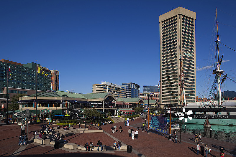 美国马里兰州巴尔的摩内港购物中心和星座号军舰图片素材