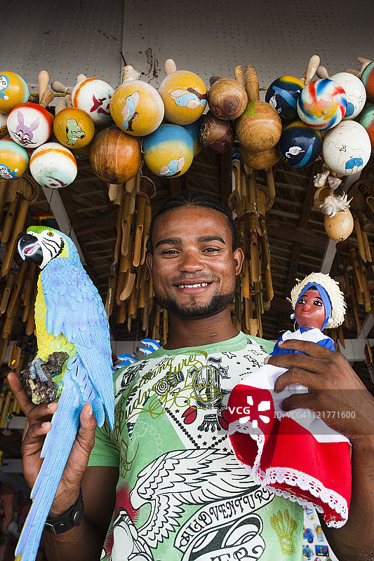 多米尼加共和国蓬塔卡纳巴瓦罗的纪念品店售货员图片素材