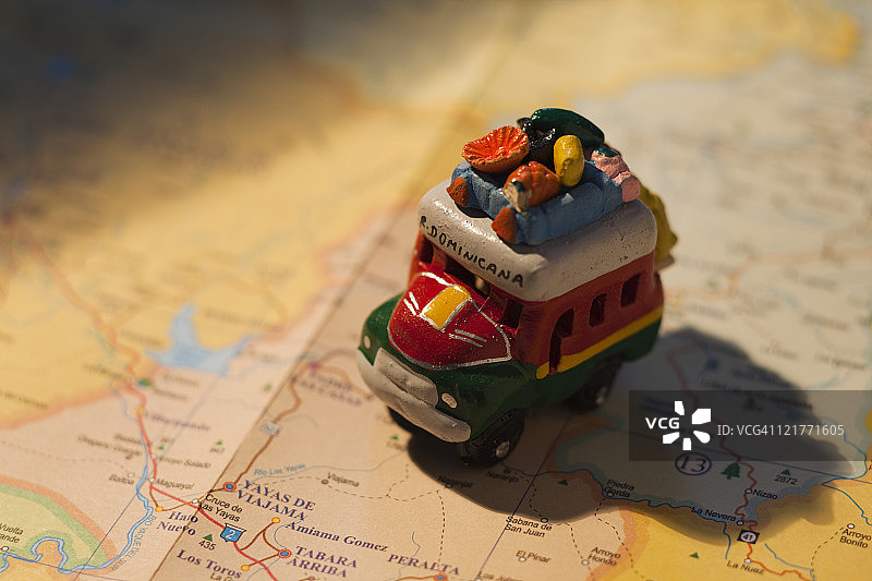 多米尼加地图上的玩具巴士，巴瓦罗，蓬塔卡纳地区，多米尼加共和国图片素材