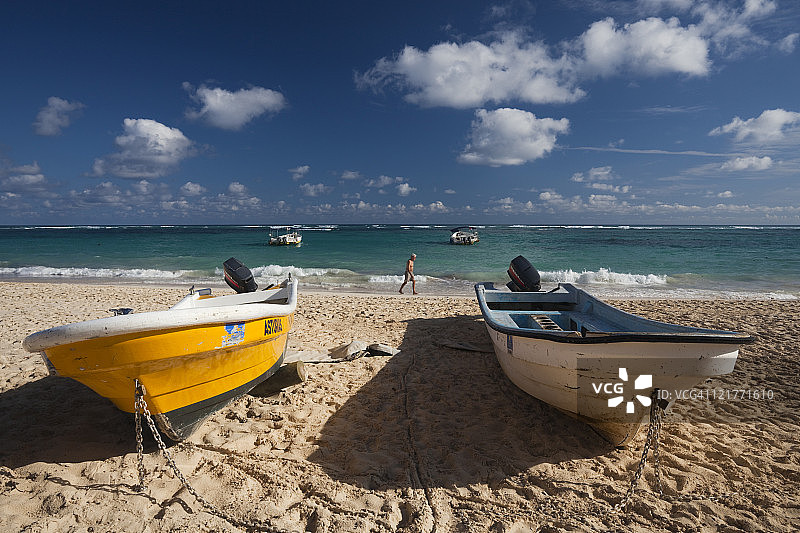 多米尼加蓬塔卡纳地区巴瓦罗海滩和船只图片素材