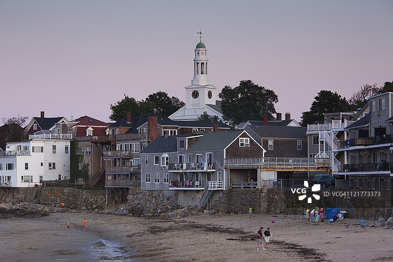 美国马萨诸塞州安角罗克波特前滩的城镇景观（黄昏）图片素材