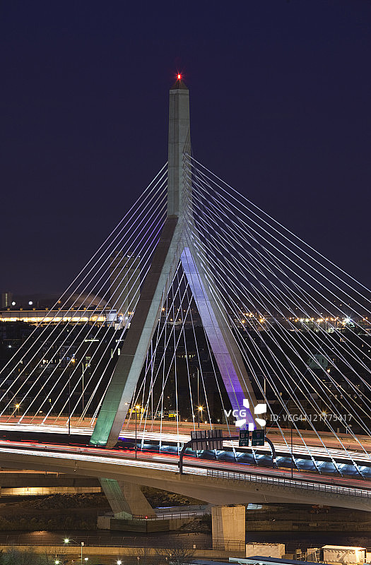 黄昏时的伦纳德·扎金大桥和93号公路，美国马萨诸塞州波士顿图片素材