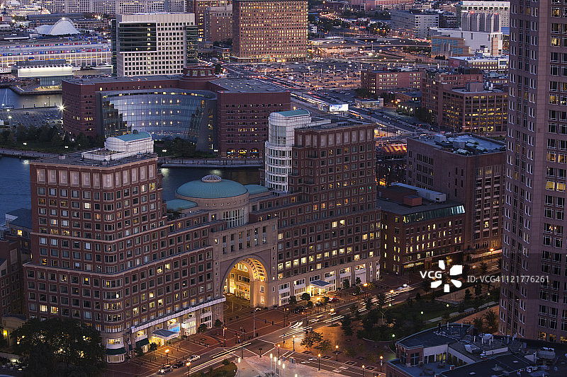 美国马萨诸塞州波士顿黄昏时的罗伊斯码头和南波士顿滨水区图片素材