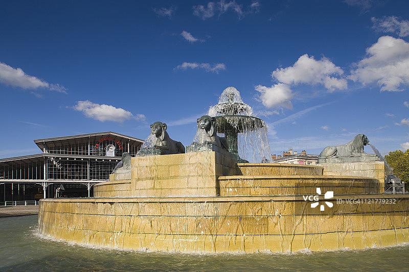 法国巴黎维莱特公园，大厅和狮子喷泉图片素材
