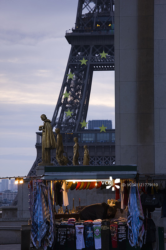 法国巴黎埃菲尔铁塔纪念品商人黎明布置图片素材
