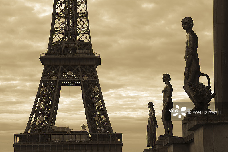法国巴黎：黎明时分的埃菲尔铁塔和夏乐宫雕像图片素材