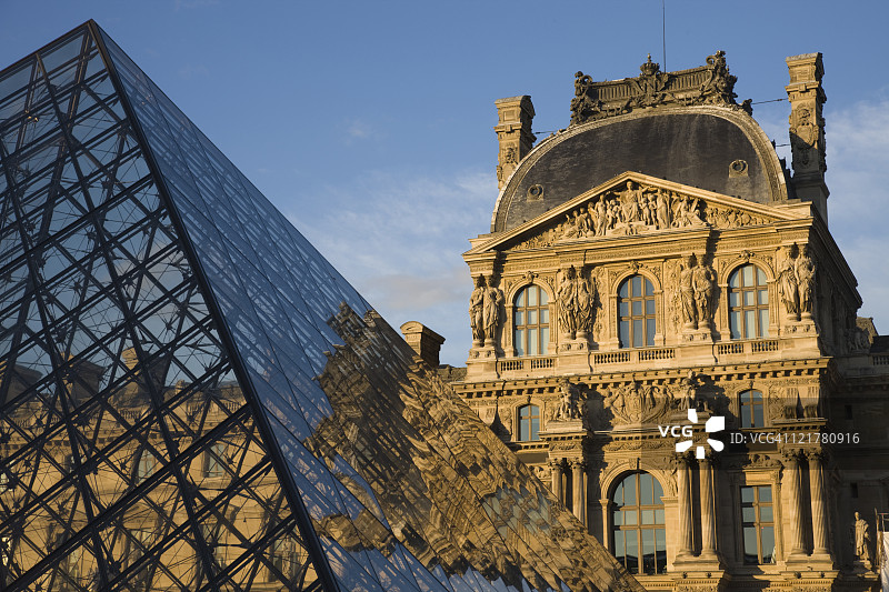 法国巴黎卢浮宫与日落时分的金字塔图片素材