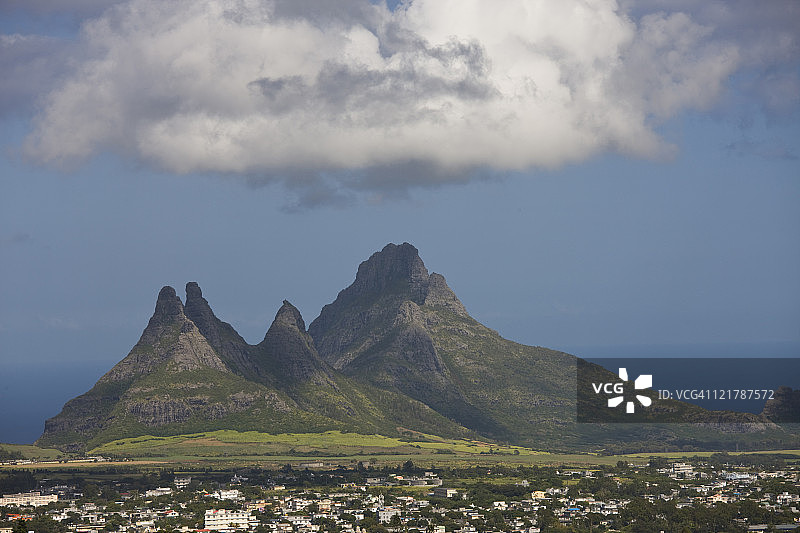 毛里求斯中部，从鹿火山口看到的科尔派普和沿海山脉图片素材