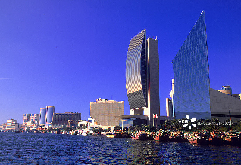 迪拜河畔建筑景观图片素材