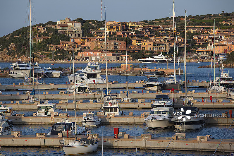 意大利撒丁岛切尔沃港游艇码头图片素材