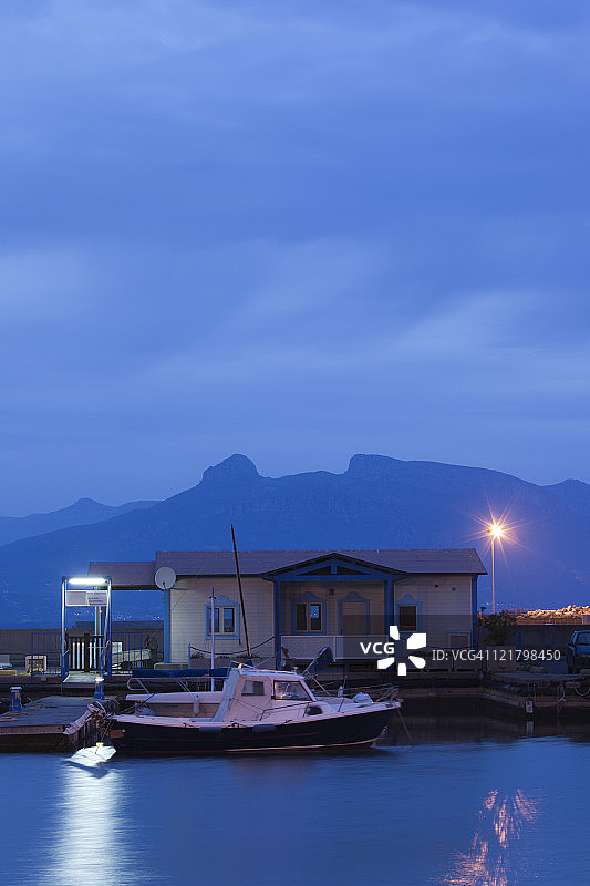 意大利撒丁岛阿尔巴塔克斯港口夜景图片素材