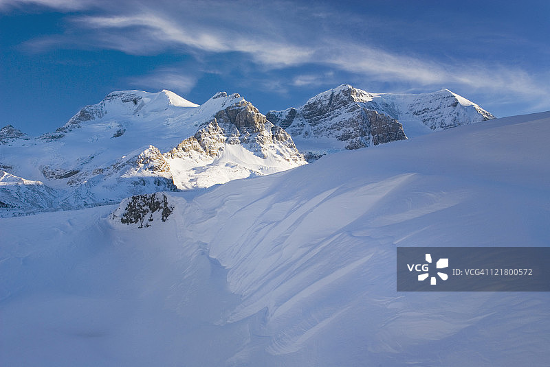 冬季的阿塔巴斯卡山和仙女座山，位于加拿大艾伯塔省贾斯珀国家公园的苏纳普塔河冰川平原图片素材