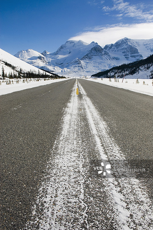 冬季的冰原大道，远处是阿萨巴斯卡山，加拿大艾伯塔省贾斯珀国家公园图片素材