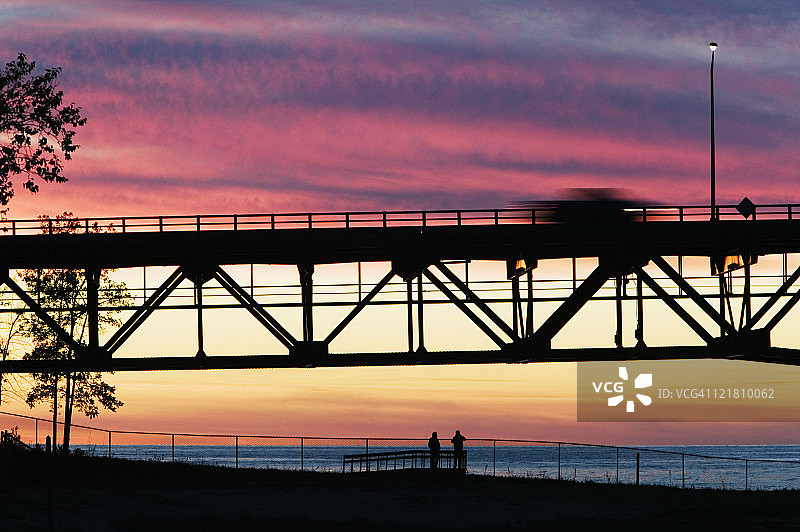 麦基诺桥跨度，密歇根湖和休伦湖之间的麦基诺海峡，麦基诺桥图片素材