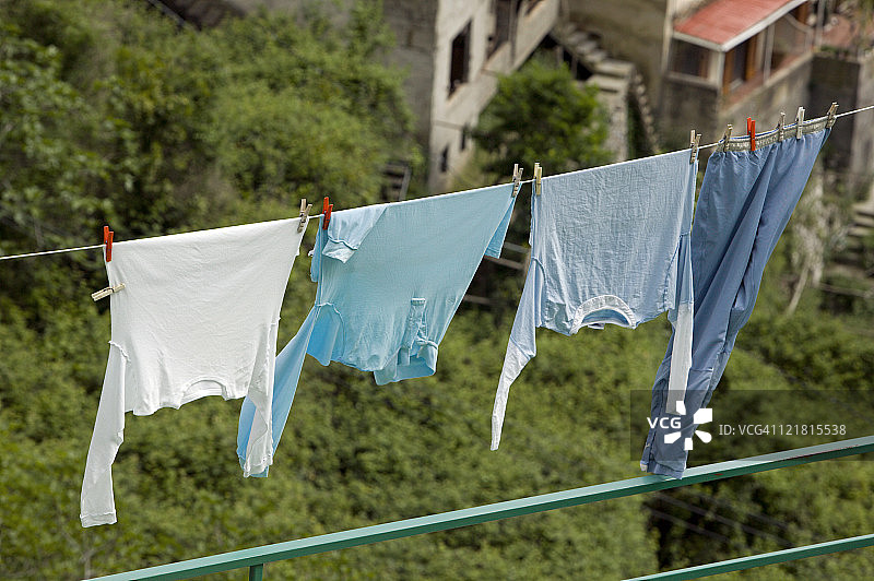 意大利坎帕尼亚阿马尔菲海岸波西塔诺洗衣场景图片素材