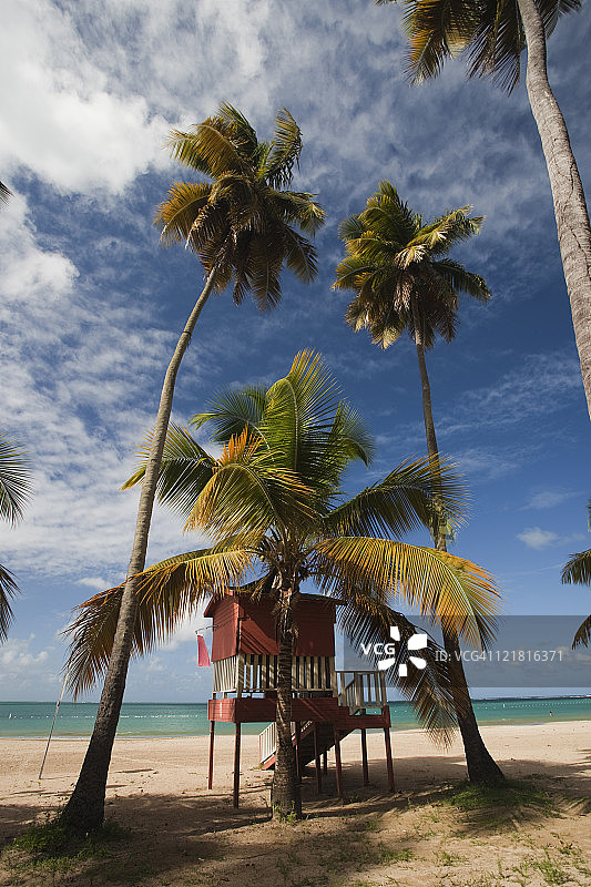 卢基约海滩救生塔，位于波多黎各东海岸图片素材