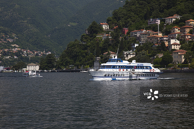 科莫湖渡轮，意大利伦巴第大区米兰湖区科莫图片素材