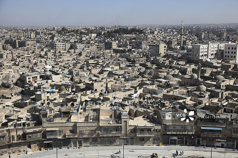 从阿勒颇城堡看到的阿勒颇叙利亚天际线与卫星天线图片素材