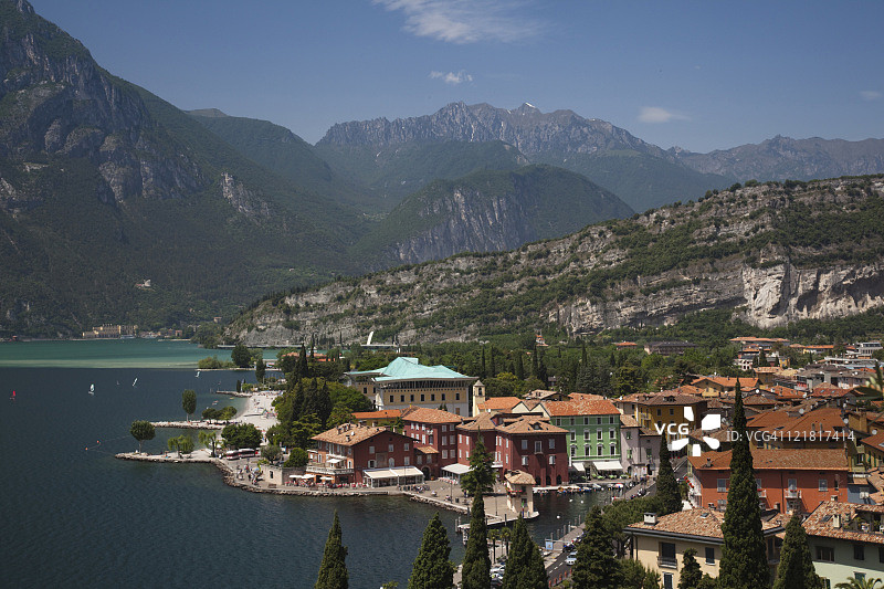 意大利特伦蒂诺-上阿迪杰加尔达湖区托尔博莱-纳戈镇航拍景观图片素材