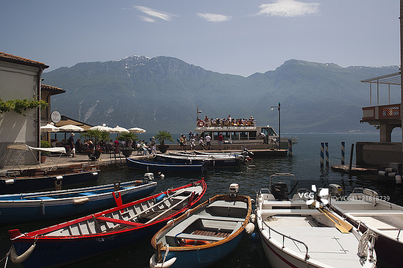 意大利伦巴第加尔达湖的轮渡图片素材