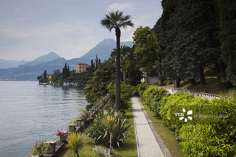 意大利伦巴第科莫湖瓦伦纳莫纳斯泰罗别墅花园和湖畔风光图片素材