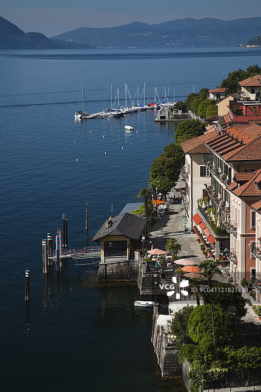 城镇高角度景观，意大利皮埃蒙特马焦雷湖坎内罗里维埃拉图片素材