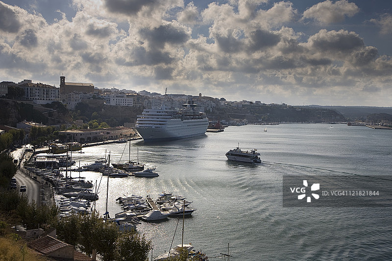 西班牙梅诺卡岛马翁港的游轮图片素材