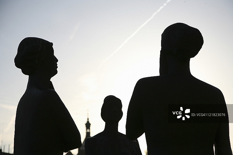 三个女人雕像，波兰比得哥什图片素材