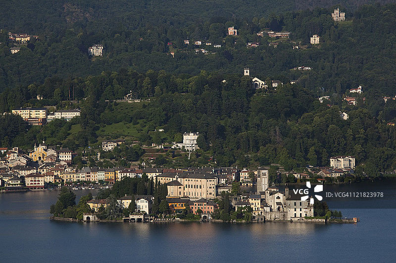 奥尔塔圣朱利奥镇和圣朱利奥岛高角度视图，意大利皮埃蒙特奥尔塔湖图片素材