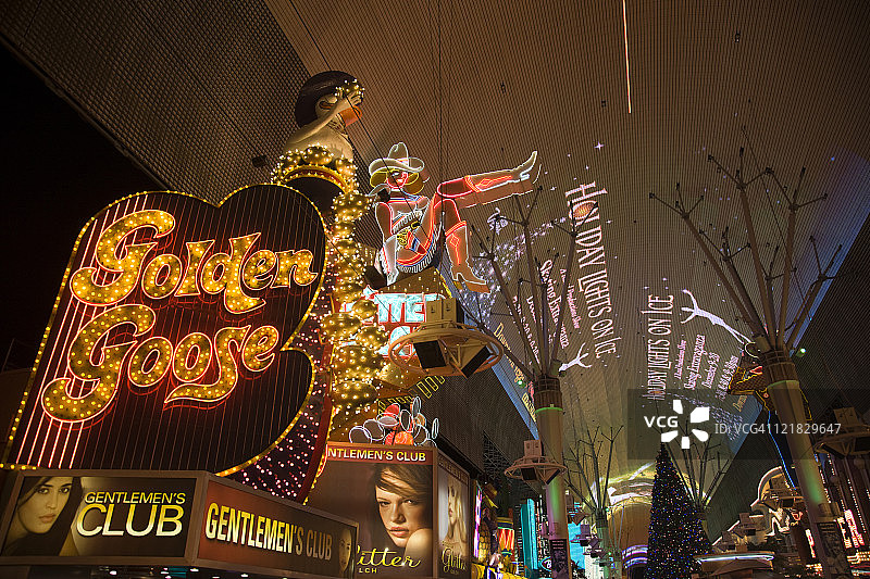 美国内华达州拉斯维加斯弗里蒙特街的圣诞霓虹灯图片素材