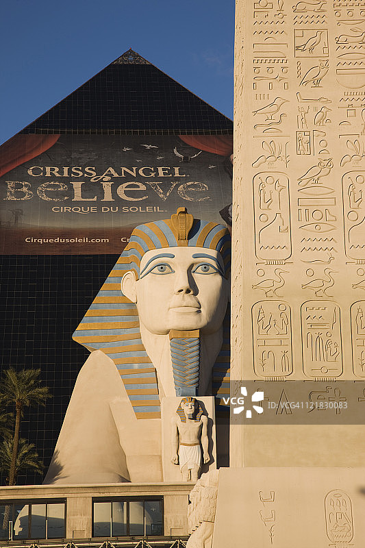 美国内华达州拉斯维加斯卢克索酒店和赌场前的狮身人面像图片素材