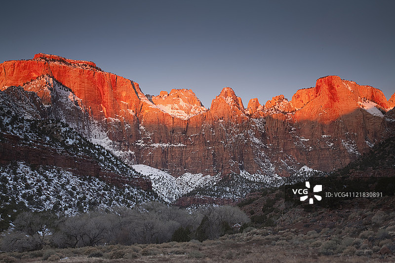 美国犹他州锡安国家公园维尔京塔冬季日出图片素材
