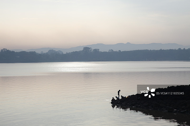 在非洲埃塞俄比亚巴希尔达尔塔纳湖中洗澡的男人图片素材