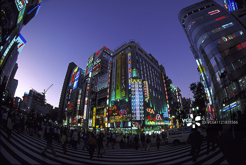 夜晚的数寄屋桥路口，日本东京图片素材