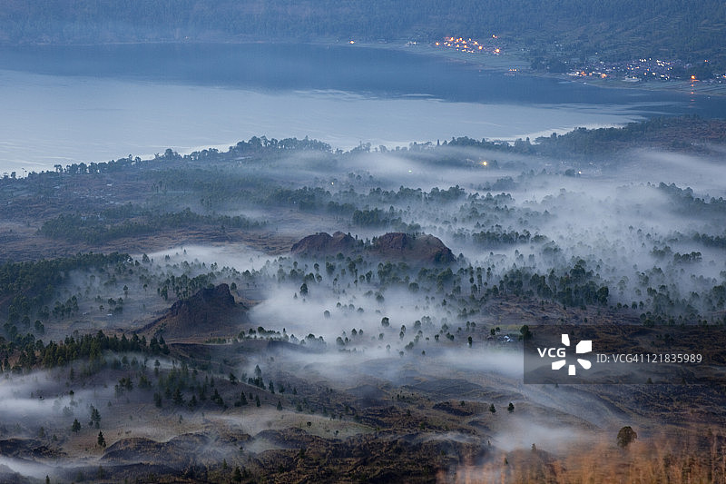 清晨的雾气笼罩着印度尼西亚巴厘岛阿贡火山图片素材