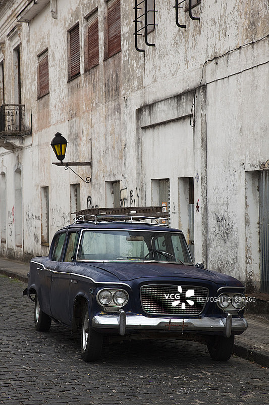 2009年2月，乌拉圭科洛尼亚德尔萨克拉门托圣何塞街上的20世纪60年代斯图贝克 Lark汽车图片素材