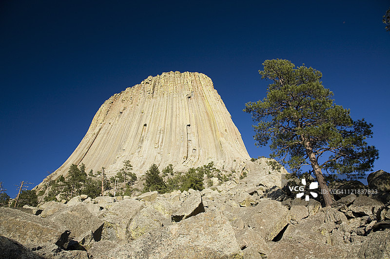 美国怀俄明州魔鬼塔国家纪念碑，整体火成岩侵入或火山颈，怀俄明州象征图片素材
