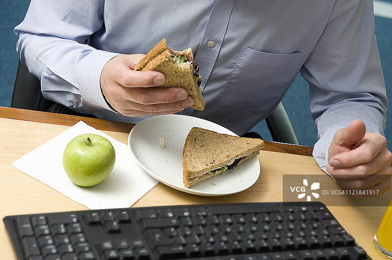 一个人在工作时间吃午饭图片素材