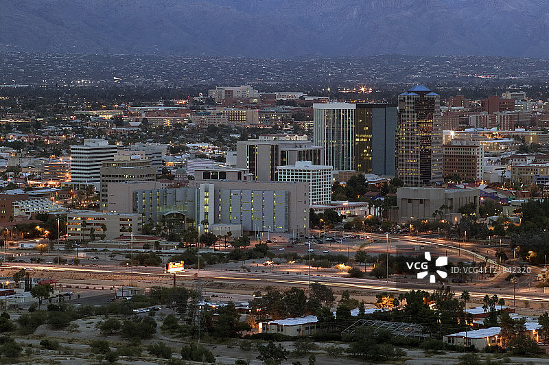 亚利桑那州图森市的哨兵峰城市景观图片素材