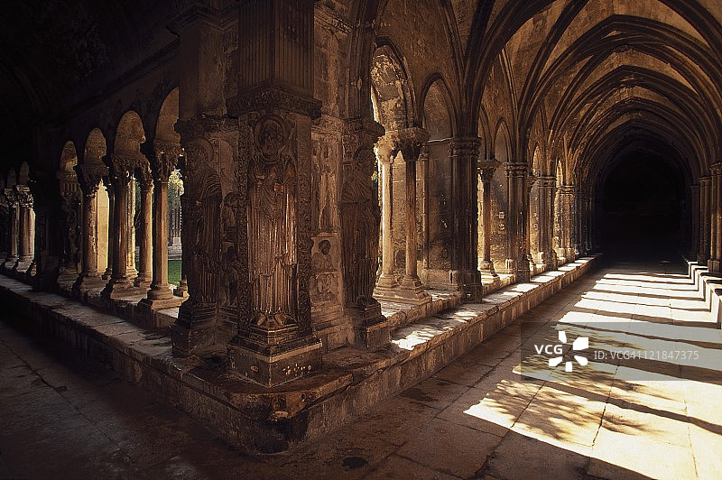 法国普罗旺斯圣特罗菲姆的回廊图片素材