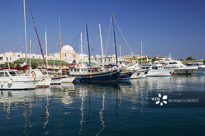 希腊罗德岛：曼德拉基港口和船只图片素材