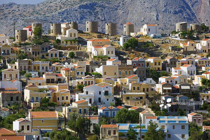 希腊锡米岛霍里奥上城区的景色，傍晚图片素材