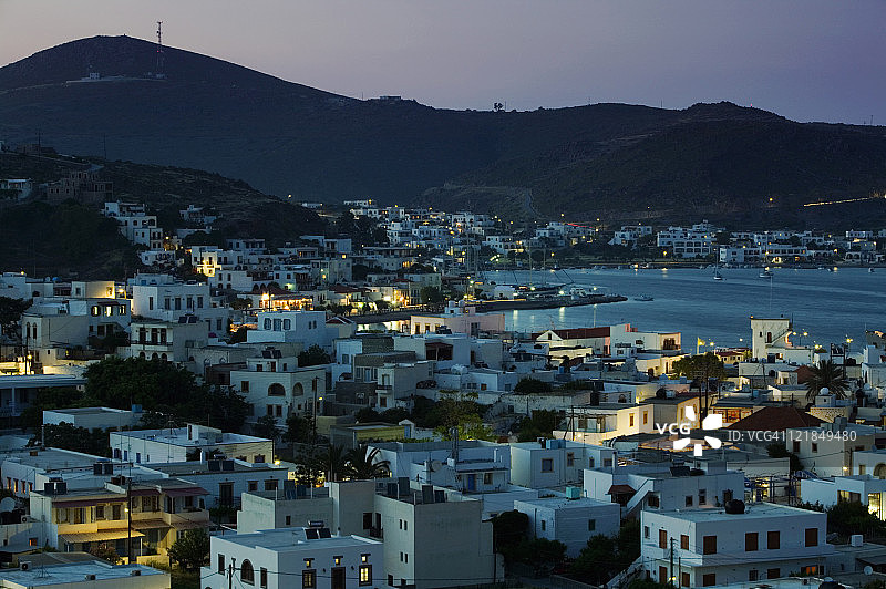 希腊帕特莫斯岛斯卡拉镇的夜景和海港图片素材
