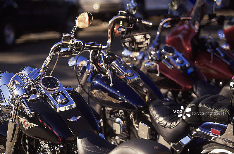 城市集市上的摩托车图片素材