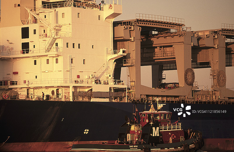 萨凡纳河上的货轮图片素材