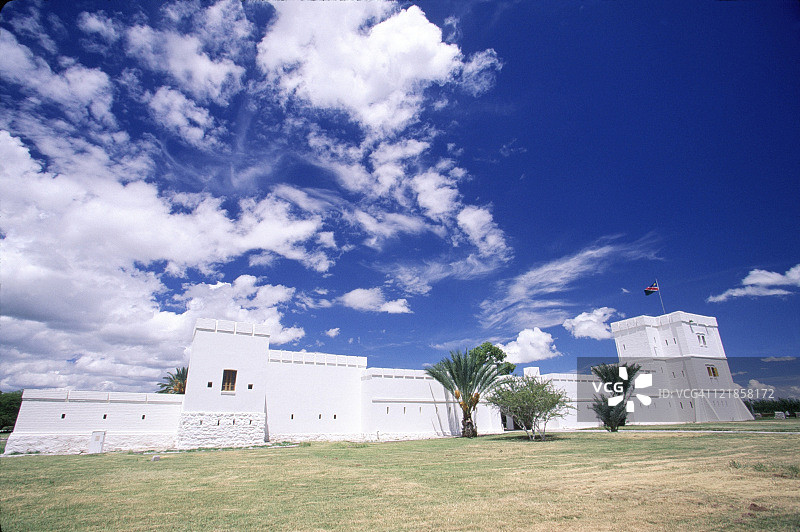 纳米比亚埃托沙国家公园的纳穆托尼堡图片素材